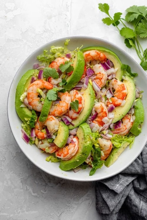 Prepare shrimp and avocado salad