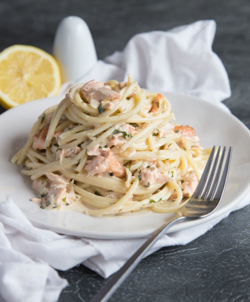 Macaroni with salmon and lemon